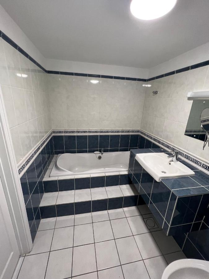 Cadmore Lodge Bed & Breakfast Tenbury Exteriör bild